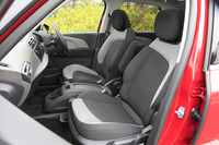 シートの色はブラックとグレーのツートンカラーで、表皮にはファブリックを採用。オプションでブラック／シャンパンのナッパレザーシートも用意される。
    