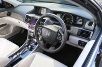 インテリアカラーは、「アコード ハイブリッド」が黒を基調としているのに対し、「アコード プラグインハイブリッド」はグレーとベージュのツートンカラーを採用している。
    