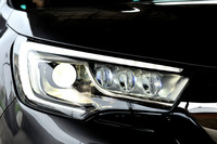 バイキセノンヘッドライト（ディレクショナル機能付き）とLEDポジションランプからなる「DS LEDビジョン」。