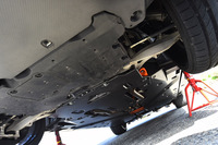 車体下部には「エアロアンダーブレース」が備わる。ボディー剛性を高めるとともに、車体下部をフラット化することで空力性能を高める効果を持つ。