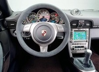 トランスミッションは6MTのみ。ティプトロニック（AT）は用意されない。