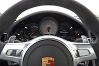 中央に配置されるタコメーターのレッドゾーンは7600rpmから。スピードメーターは330km/hまで刻まれている。