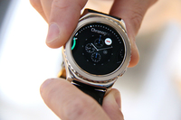 こちらはサムスンのスマートウオッチ。ダイヤルを回転させることで、機能を切り替える。