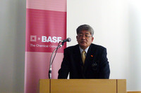 BASFジャパンの鈴木孝雄氏。BASFの高機能プラスチックは、すでに韓国の現代・起亜グループが採用済み。まだ実績はないものの、今後、日本メーカーにも普及を促したいとのこと。