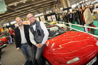 1990年「マツダMX-5」と『YOUNGTIMERS』誌のバッス編集長（右）。