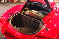 ラゲッジルーム（写真手前）の容量は110リッター。その奥、キャビンとの間にはエンジンがおさまる。
    