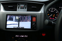 ディーラーオプションのカーナビには、バックモニターとフロント＆サイドビューモニター機能も完備。価格はメモリーナビが30万7119円。HDDナビが31万7119円。