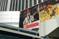 「ウエストゲートホテル」で。おーッ、レストラン「BENIHANA」だ。レスリング選手→渡米→鉄板焼きチェーン店開業という創業者・故ロッキー青木氏の立志伝は、少年時代のボクを大いに奮い立たせたものだった。