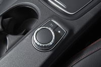 センターコンソールに備わる、COMANDシステムのコントローラー。「インフォテインメントシステムを、直感的かつシンプルに操作できる」とうたわれる。