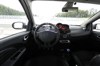 インストゥルメントパネルには、エンジンや加速Gなどのデータを表示する「R.S.モニター」を新設定。ラジオも、Bluetooth機能、USBジャックの付いた新デザインのものに変更された。