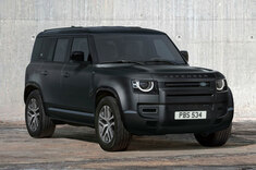 先代「ランドローバー・ディフェンダー」のレストア販売モデルに