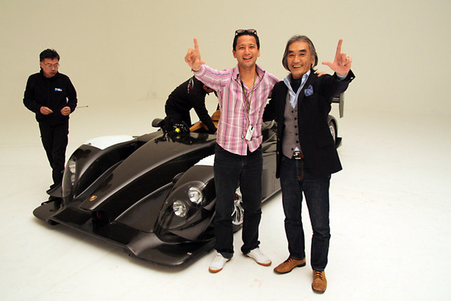 2009年6月13日にスタートする「ルマン24時間耐久レース」に挑戦する、「NAVIチームゴウ」の加藤哲也監督（右）と。