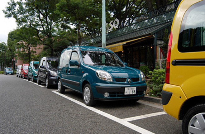 【スペック】全長×全幅×全高＝4035×1675×1810mm/ホイールベース＝2600mm/車重＝1210kg/駆動方式＝FF/1.6リッター直4DOHC16バルブ（95ps/5000rpm、15.1kgm/3750rpm）/車両本体価格＝195.0万円（テスト車＝同じ）