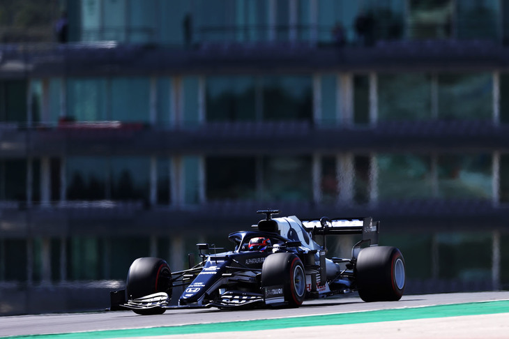 過去2戦の勢いはポルトガルの風に阻まれたか、アルファタウリは苦しい戦いを強いられた。ピエール・ガスリーは予選9位からスタート、終盤にカルロス・サインツJr.を抜いてなんとか10位入賞を果たすことができた。一方、前戦エミリア・ロマーニャGPでスピンやクラッシュなどミスが目立った角田裕毅（写真）は、落ち着きを取り戻しつつあり、14番グリッドから15位完走。初めて走るコースでミスがなかったのは評価すべきところ。（Photo=Getty Images / Red Bull Content Pool）