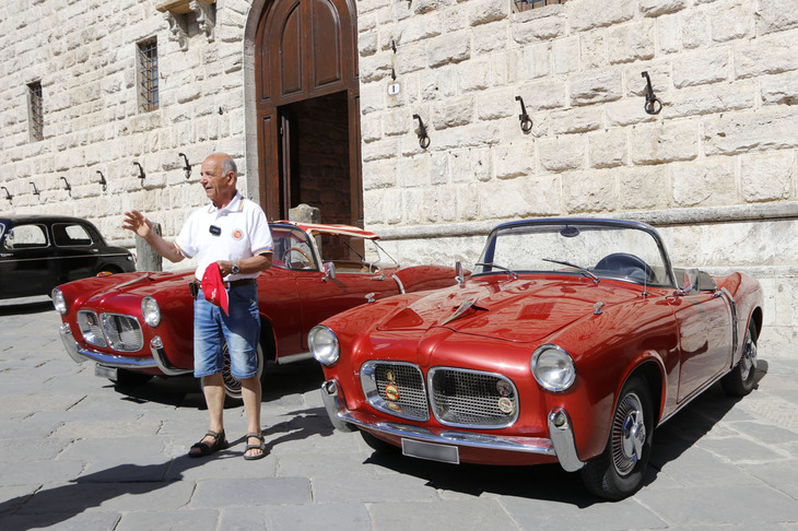 「1100TVトラスフォルマービレ」は2台が参加した。動画では、写真右の車両のオーナー、ミケーレ・アゴスティーノ氏も熱く解説してくれた。