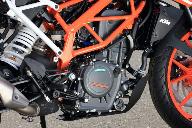 「390デューク」と「RC390」のエンジンは基本的に共通だが、最高出力の発生回転数が違ったり、390デュークの方がやや最大トルクが大きかったりと、若干チューニングが異なっている。