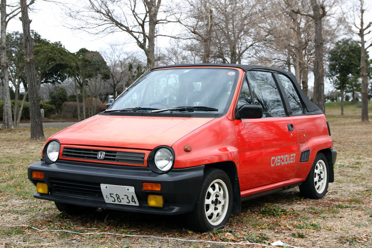 1984年に14年ぶりとなる国産オープンカーとしてデビューした「シティ カブリオレ」。ピニンファリーナの手でオープン化されたボディーは、補強や「ターボII」に準じたワイド化などによって標準モデルより100kg以上も重量が増加。だがエンジンは自然吸気1.2リッターのシングルキャブ仕様のみだった。ボディーカラーは12色もそろっていた。