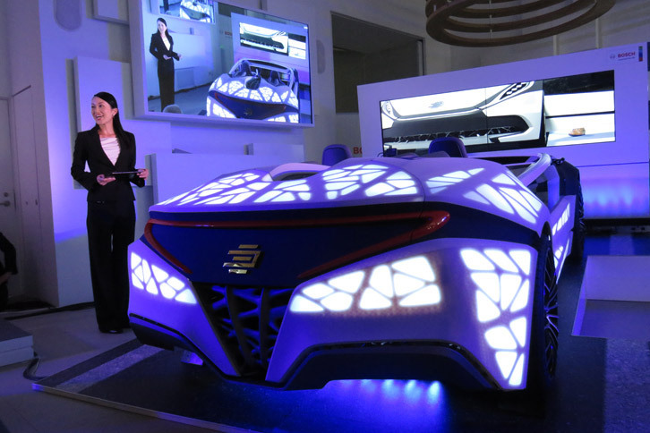 記者会見では、IoT技術や自動運転技術を想定したボッシュのコンセプトカー「コネクテッドカー」によるデモンストレーションも行われた。