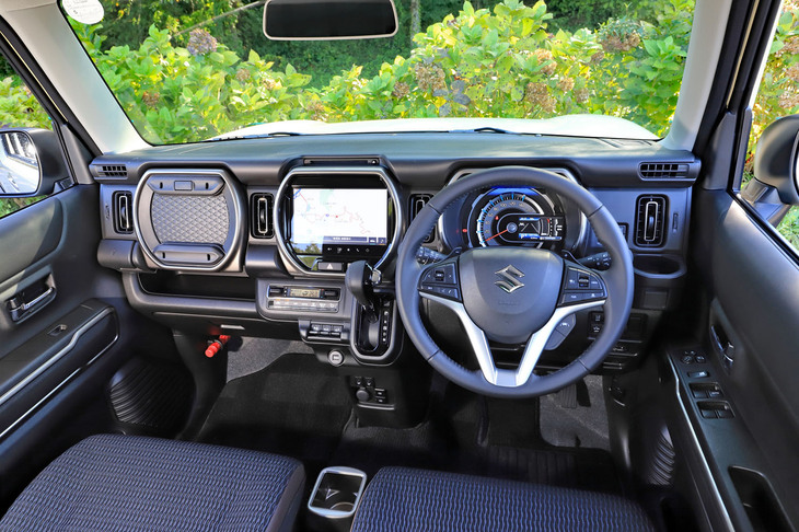 試乗車は特別仕様車の「JスタイルIIターボ」。内装のアクセントカラーがチタニウムグレーとなるほか、「ナノイー搭載フルオートエアコン」や360°プレミアムUV＆IRカットガラス、レザー調のドアトリムクロスなどが装備される。