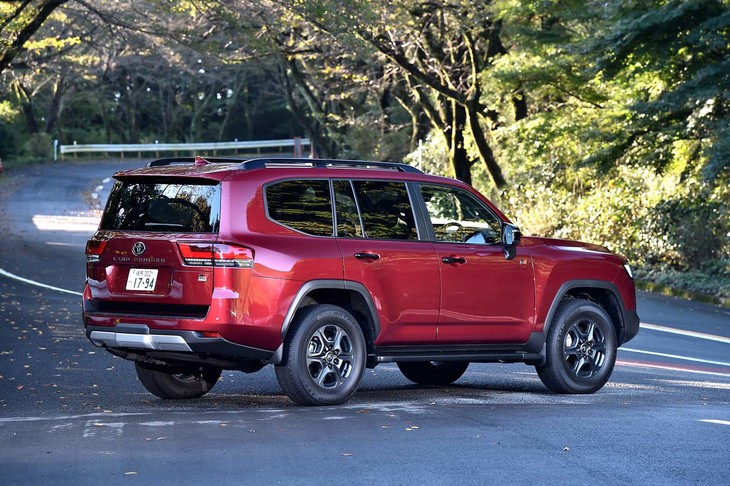 【トヨタ・ランドクルーザーGRスポーツ（ガソリン車）のスペック】
	ボディーサイズ：全長×全幅×全高＝4995×1990×1925mm／ホイールベース：2850mm／車重：2530kg／駆動方式：4WD／エンジン：3.4リッターV6 DOHC 24バルブ ターボ／トランスミッション：10段AT／最高出力：415PS（305kW）/5200rpm／最大トルク：650N・m（66.3kgf・m）/2000-3600rpm／タイヤ：（前）265/65R18 114V M＋S／（後）265/65R18 114V M＋S（ダンロップ・グラントレックAT23）／燃費：7.9km/リッター（WLTCモード）／価格：770万円
	
	【取材時の燃費データ】
	テスト距離：246.1km（市街地1：高速道路7：山岳路2）／使用燃料：35.0リッター（ハイオクガソリン）／参考燃費：7.0km/リッター（満タン法）／6.7km/リッター（車載燃費計計測値）