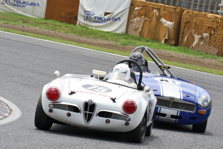 S65レースで争う、モディファイされた2台のスパイダー。前の1957年「アルファ・ロメオ・セブリングスパイダー」は2位、後ろの1963年「MGB」は3位に入った。