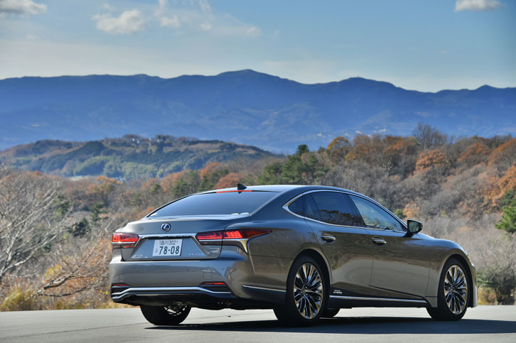 新型「レクサスLS」では6ライトキャビンのデザインを採用。クーペのようなシルエットが表現されている。