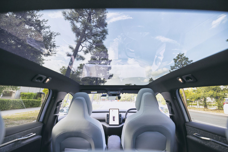 天井のほぼ全面にわたるパノラマガラスルームは標準装備となるアイテム。後席に座れば抜群の開放感が得られ、車外の風景を存分に楽しめる。