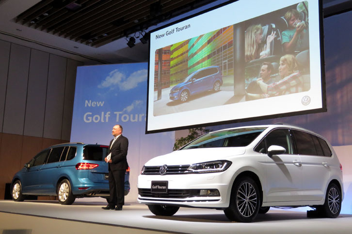 新型「ゴルフトゥーラン」の特長について説明するスヴェン・シュタイン代表取締役。