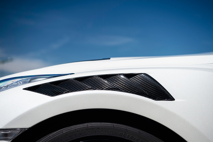 フロントフェンダーのエアアウトレット。フロントのダウンフォースを増加させ、またエンジンルームの放熱性改善にも寄与する。