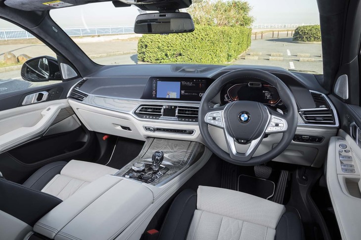 テスト車のダッシュボードはレザーとウッドパネルをふんだんに使用した贅沢（ぜいたく）な仕立て。「OK、BMW」（呼称は変更可能）で起動する音声アシスタント機能を備えている。