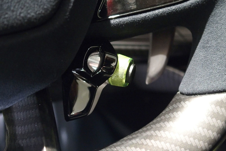 アストンマーティン・ヴァルハラ（ステアリングホイールスイッチ）