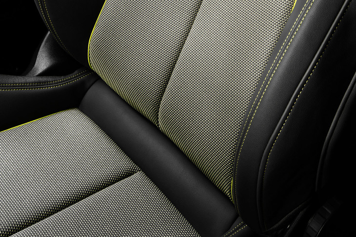 新型「A3スポーツバック」のファブリックシートには、一脚あたり最大でペットボトル45本分のリサイクル素材が使われるという。