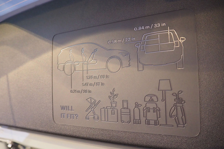 ボルボEX30クロスカントリー（用品装着車の後部荷室）