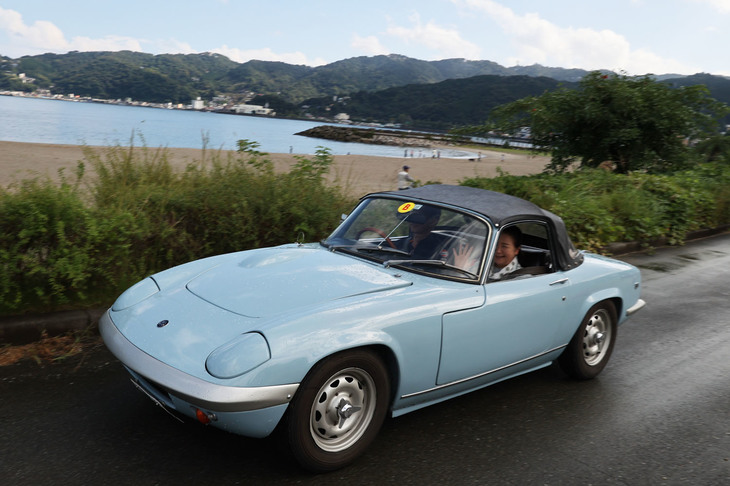 ボディーカラーが空と海の色に近い1969年「ロータス・エランS4 DHC（ドロップヘッドクーペ）」。蒼いクルマの人気投票で審査員特別賞を受賞した。