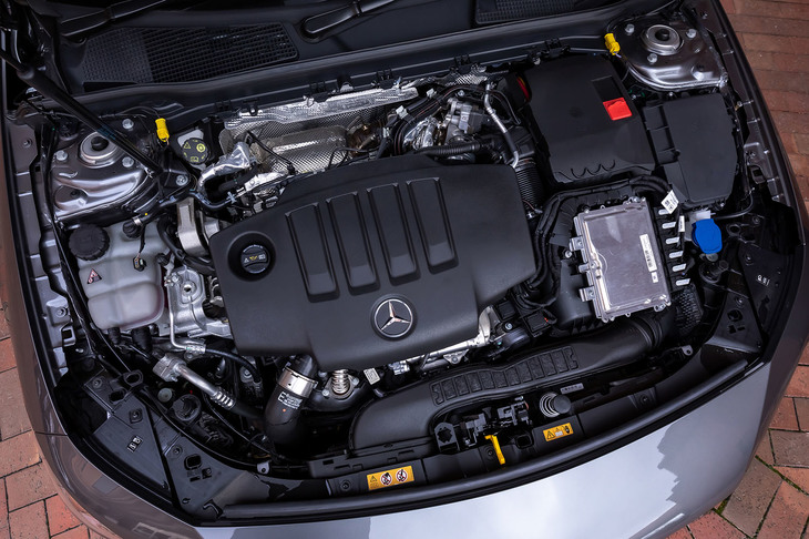 「CLA220d」に搭載される2リッター直4ディーゼルターボエンジンは、最高出力150PS、最大トルク320N・mという実力。8段DCTと組み合わせられる。