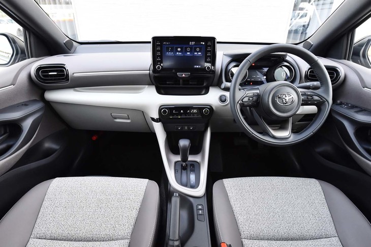 インテリアは、インストゥルメントパネルの上下幅を抑え小径ステアリングホイールを採用するなど、各部の比率を見直すことで、室内が広く見えるよう工夫されている。