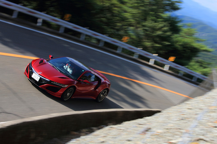 神戸・六甲のワインディングロードを行く新型「NSX」。ドライブフィールが気になる人は『webCG』の試乗記をどうぞ。