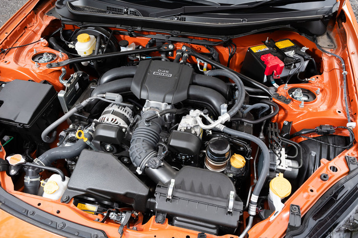 2.4リッター水平対向4気筒エンジンについては、ベース車から変更はない。オプションで冷却性能を高める大型ラジエーターやオイルクーラーが用意される。