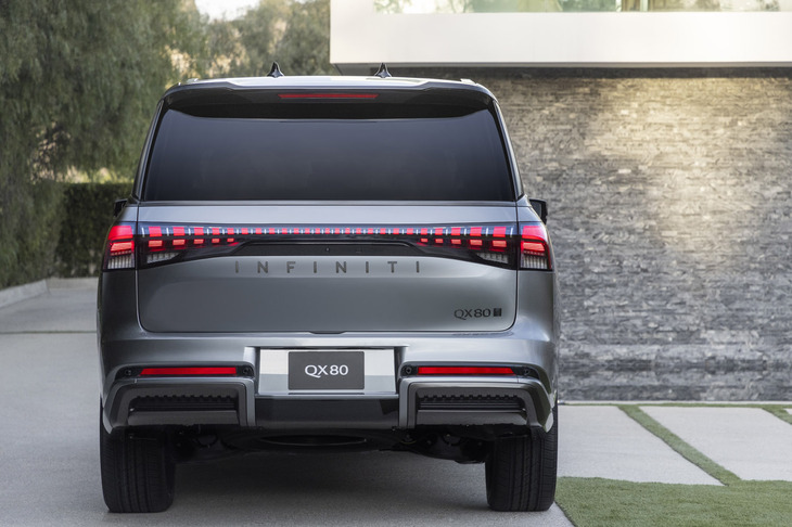 スモーク仕上げのリアコンビランプには、300個を超えるLEDが用いられている。