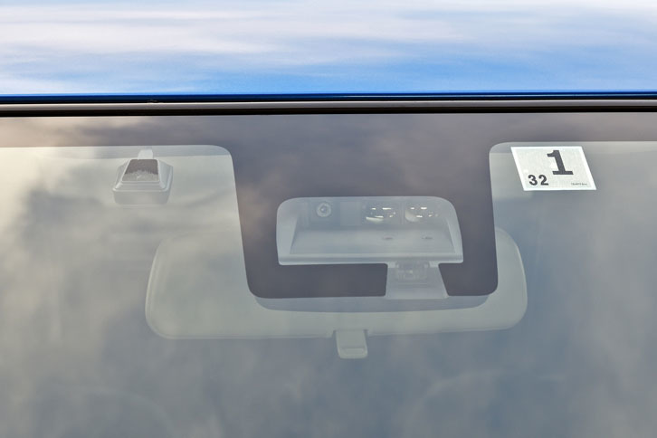 スズキ初となる、単眼カメラとレーザーレーダーを併用した衝突被害軽減システムが備わる。