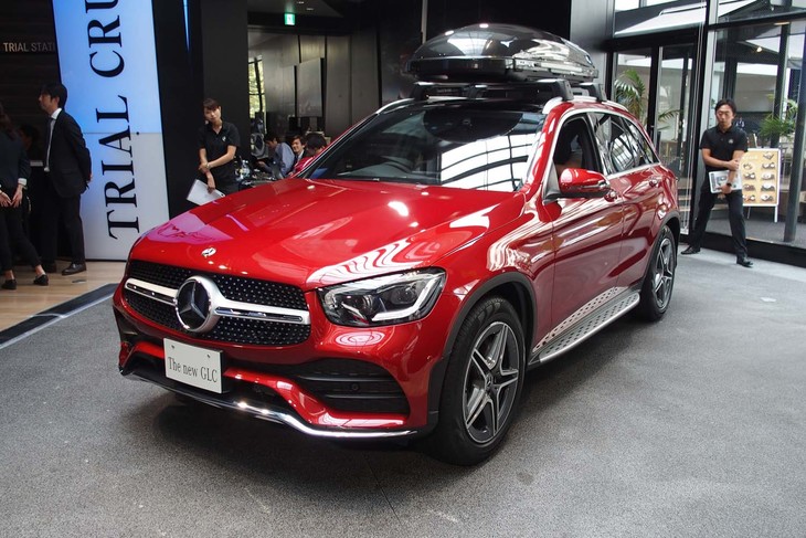 「GLC220d 4MATIC」（アクセサリー装着車）のフロントビュー。