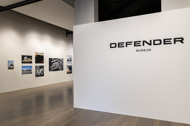 「DESTINATION DEFENDER POP-UP IN KARUIZAWA」の会場に設けられた「DEFENDER MUSEUM」。ランドローバーのオフィシャルカメラマンであるニック・ディンブルビー氏の作品が展示された。同氏は1996年から2000年まで4年連続で、世界一過酷なアドベンチャーラリーといわれた「キャメルトロフィー」に撮影メンバーとして参加している。