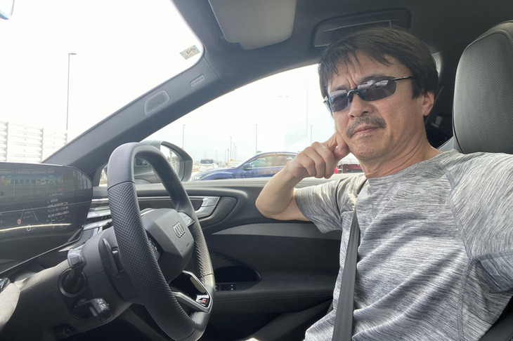 「アウディA5」の運転席に座る。インテリアがものすごくエリートっぽくてイイ。11.9インチの「アウディバーチャルコックピット」と14.5インチの「MMIタッチディスプレイ」が並ぶインストゥルメントパネルは、実に壮観である。