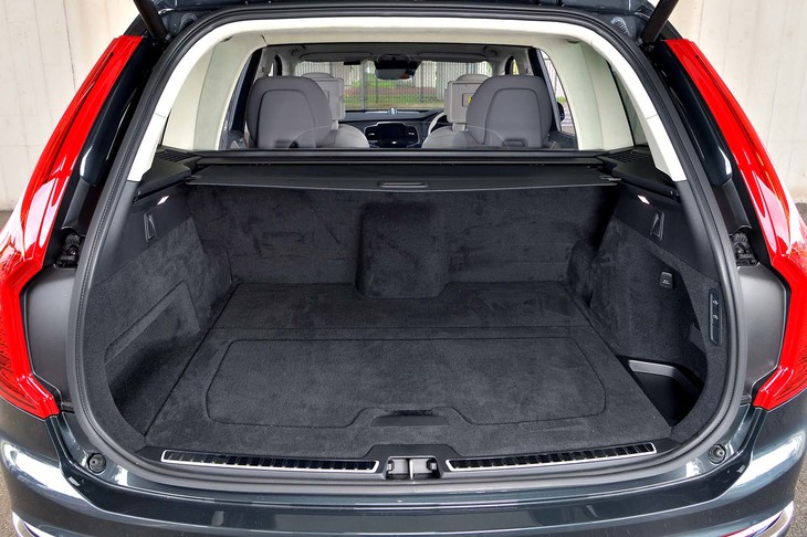 荷室（写真）とキャビンは、隔壁およびポリカーボネート製ウィンドウで空間的に分けられている。リアシートの背もたれは倒すことができない。