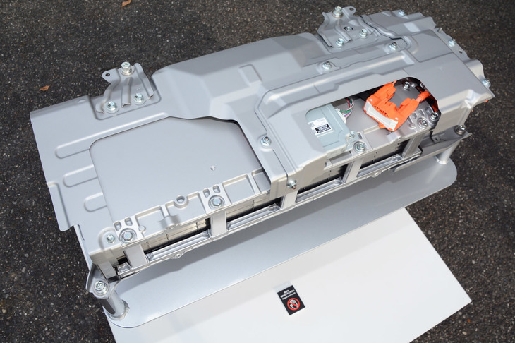 エントリーグレードの「B」を除き、「アクア」に搭載されるバイポーラ型ニッケル水素電池。ひとつの容器内でセルを背中合わせに積層したような構造が特徴で、コンパクト化と高出力化を実現している。