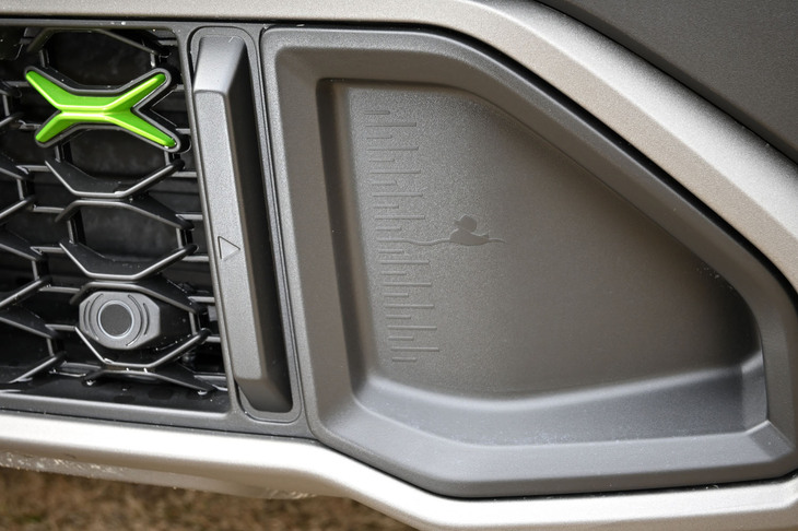 最低地上高はBEVより10mm大きい210mm。最大渡河深度は40cmとされている。フロントバンパーには遊び心も兼ねて、水深を測る目盛りと、ちょうど40cmの場所にアヒルのイラストが描かれている。