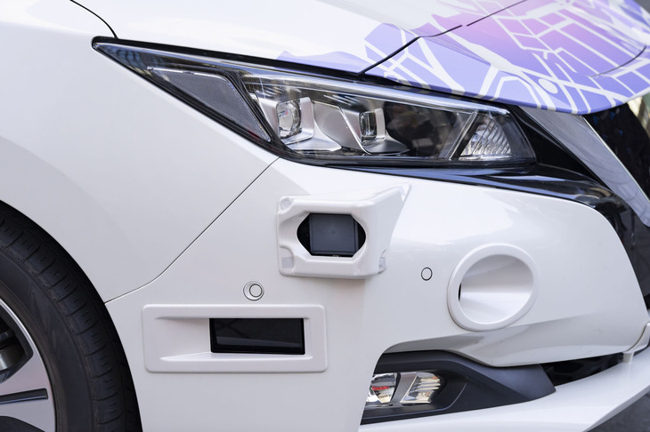 LiDARとレーダー、カメラの組み合わせで、車両の全周約150mの範囲を検知。接近車両や歩行者・自転車、信号といった車両周囲の交通状況を逐次モニタリングしている。