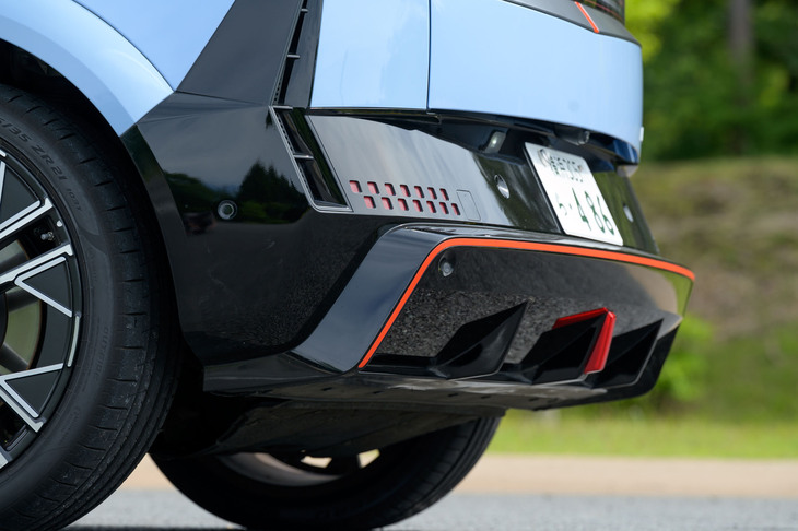 リアには大型のディフューザーを装着。フロントバンパーの延長分と合わせてボディー全長がスタンダードな「アイオニック5」よりも70mm長い4715mmになっている。