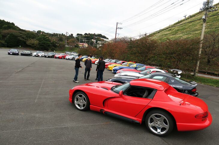 大室山の駐車場に集結する、三十余台の「ダッジ・バイパー」。これだけの数のバイパーが集う機会は、本場アメリカでもそうそうないのでは？　どうだアメリカ人、うらやましいだろう。