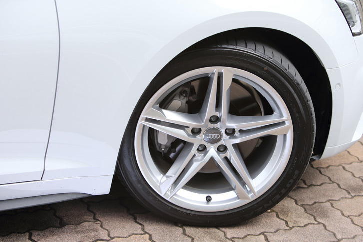 タイヤサイズは前後ともに245/40R18。「S lineパッケージ」装着車には、写真の5ツインスポークアルミホイールが装備される。